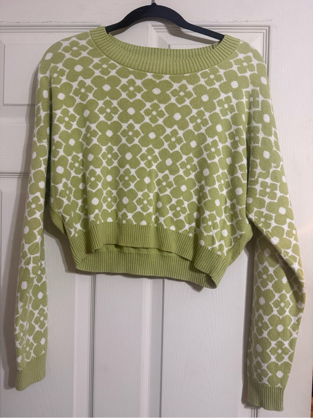 Hollister Light Green and White Patterned Cropped Crewneck Sweater